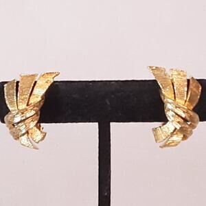 💎Lisner Earrings Textured Gold Tone Ribbon Design Clip Ons